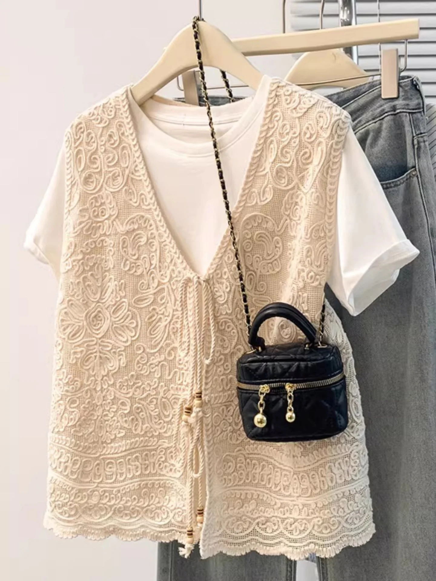 Женская майка-топ с V-образным вырезом, ажурная, расшитая бисером, для многослойных образов, весна 2026, ранняя мода, большие размеры, для повседневной носки
Женская майка-топ с V-образным вырезом, ажурная, расшитая бисером, для многослойных образов, весна 2026, ранняя мода, большие размеры, для повседневной носки