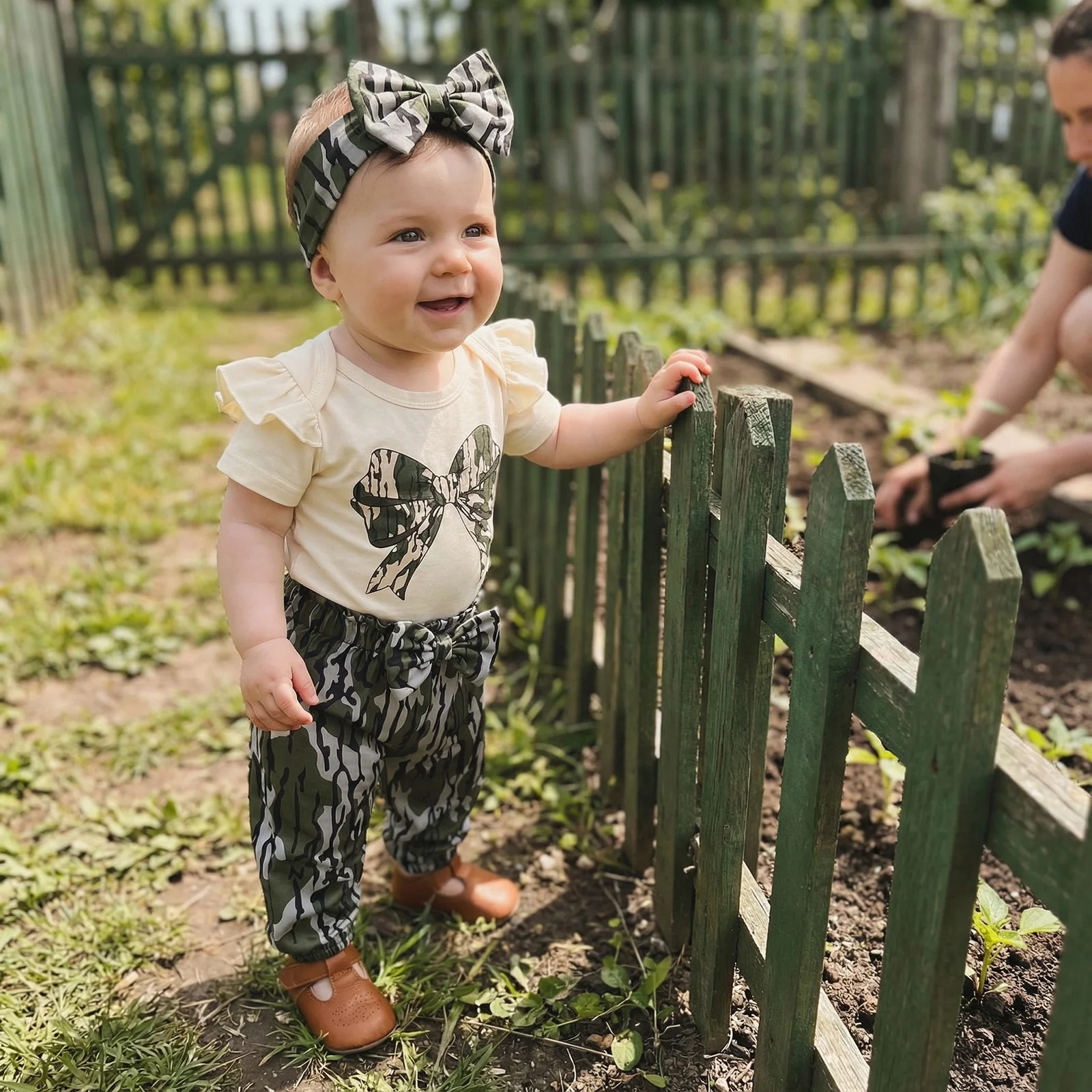 Летние наряды для маленьких девочек, комбинезон с короткими рукавами и камуфляжным принтом, брюки с эластичной резинкой на талии, комплект с повязкой на голову
Летние наряды для маленьких девочек, комбинезон с короткими рукавами и камуфляжным принтом, брюки с эластичной резинкой на талии, комплект с повязкой на голову