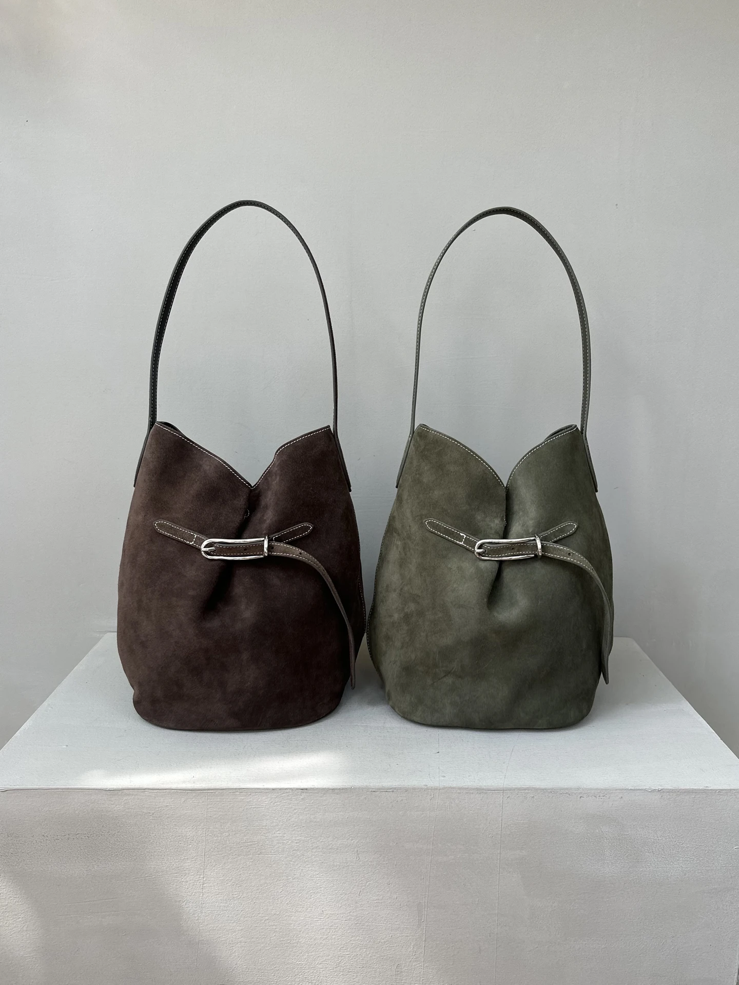 Top Layer Suede Frosted Cowhide Hobo Underarm Belt Decorated Dumpling Buet Single oulder Crossbody Bag Casual Simple Sle
Top Layer Suede Frosted Cowhide Hobo Underarm Belt Decorated Dumpling Buet Single oulder Crossbody Bag Casual Simple Sle