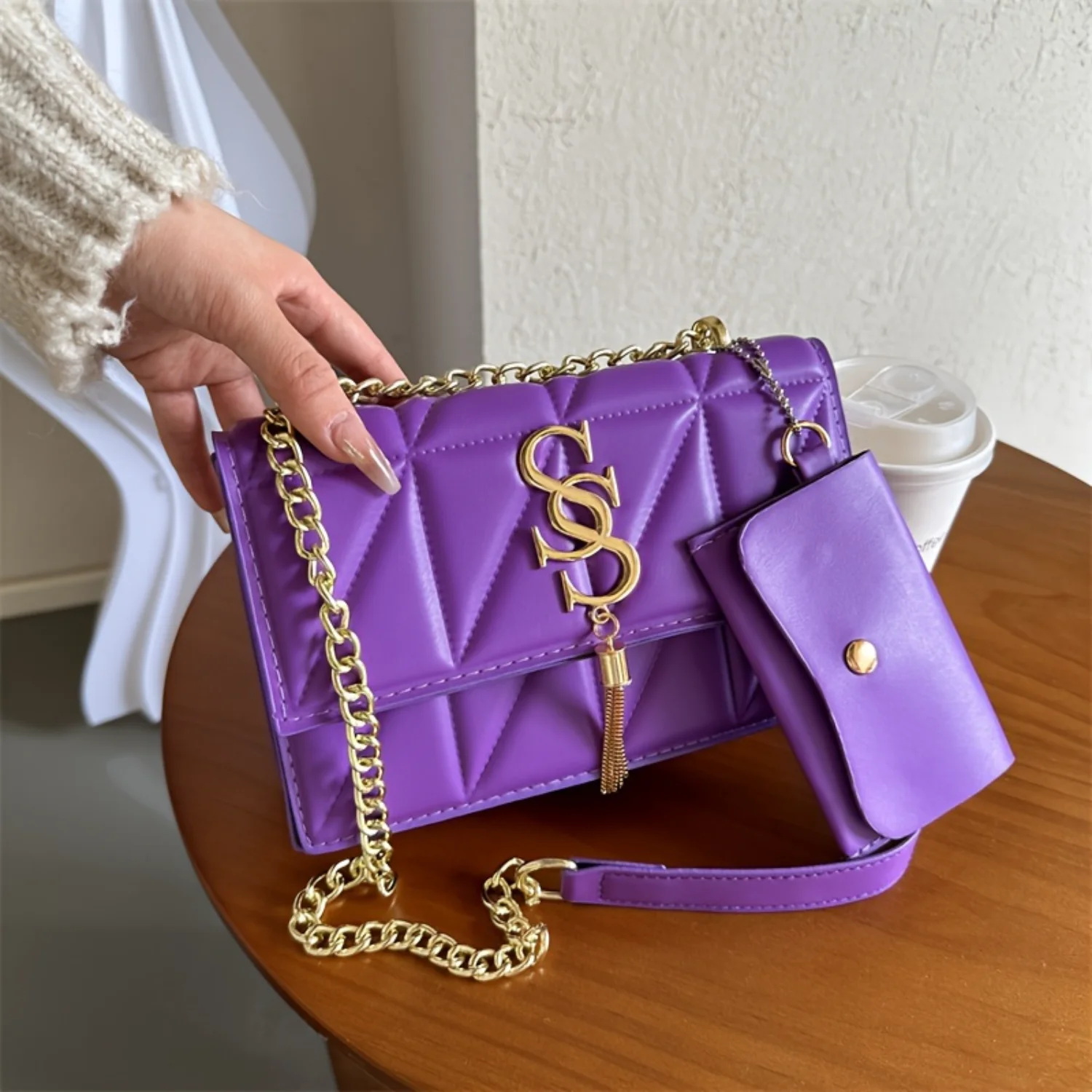 Trendy Shoulder Bag, Personality Large Capacity Shoulder Bag With A Card Holder, Women's Outdoor Crossbody Bag
Trendy Shoulder Bag, Personality Large Capacity Shoulder Bag With A Card Holder, Women's Outdoor Crossbody Bag