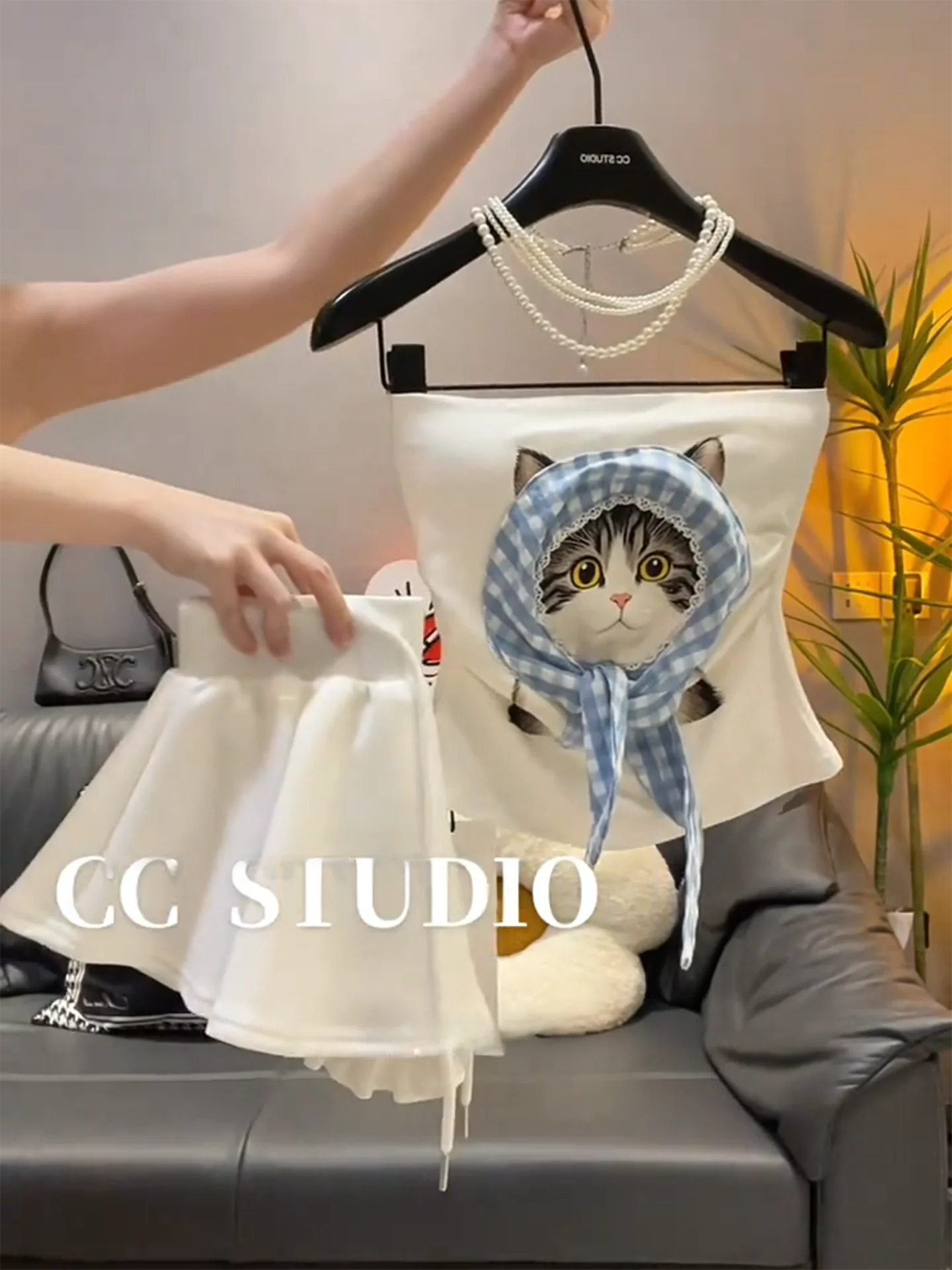 Комплект укороченного топа и юбки с принтом. Женская облегающая верхняя одежда. Летний ансамбль Faion.
Комплект укороченного топа и юбки с принтом. Женская облегающая верхняя одежда. Летний ансамбль Faion.