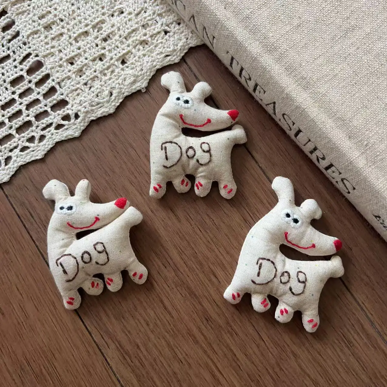 High Quality Soft Fabric Handmade Cute Dog Brooch Pin Hair Accessory for Shoes Hats Phone Case Decoration Clothing Trim
High Quality Soft Fabric Handmade Cute Dog Brooch Pin Hair Accessory for Shoes Hats Phone Case Decoration Clothing Trim