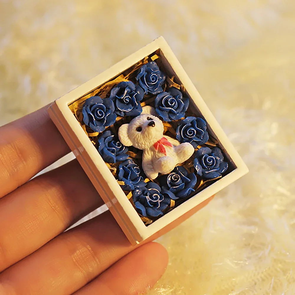 1Pcs 1/12 Doll House Miniature Rose Bear Gift Box Simulation Model Toys for Mini Decoration Dollhouse Accessories
1Pcs 1/12 Doll House Miniature Rose Bear Gift Box Simulation Model Toys for Mini Decoration Dollhouse Accessories