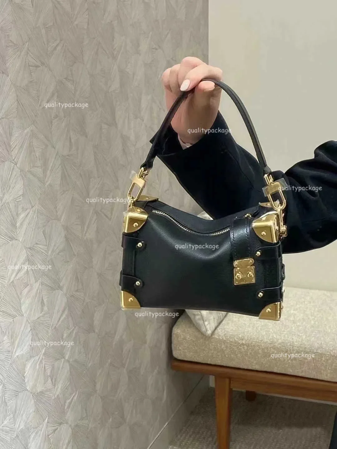 Evening Bags 10A mirror Designer side trunk shoulder bag designer tote large leather travel Bag womens fashion crossbody bags
Evening Bags 10A mirror Designer side trunk shoulder bag designer tote large leather travel Bag womens fashion crossbody bags