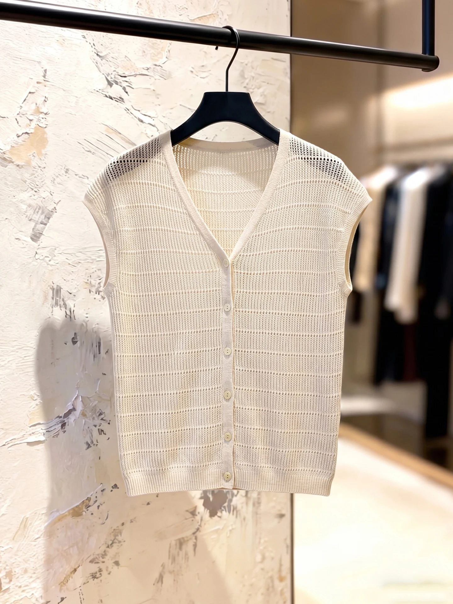 Fashionable V-Neck Hollow out Knitwear Single Button Women's Top Unique Design Summer New Style Korean Straight Cut Silk
Fashionable V-Neck Hollow out Knitwear Single Button Women's Top Unique Design Summer New Style Korean Straight Cut Silk
