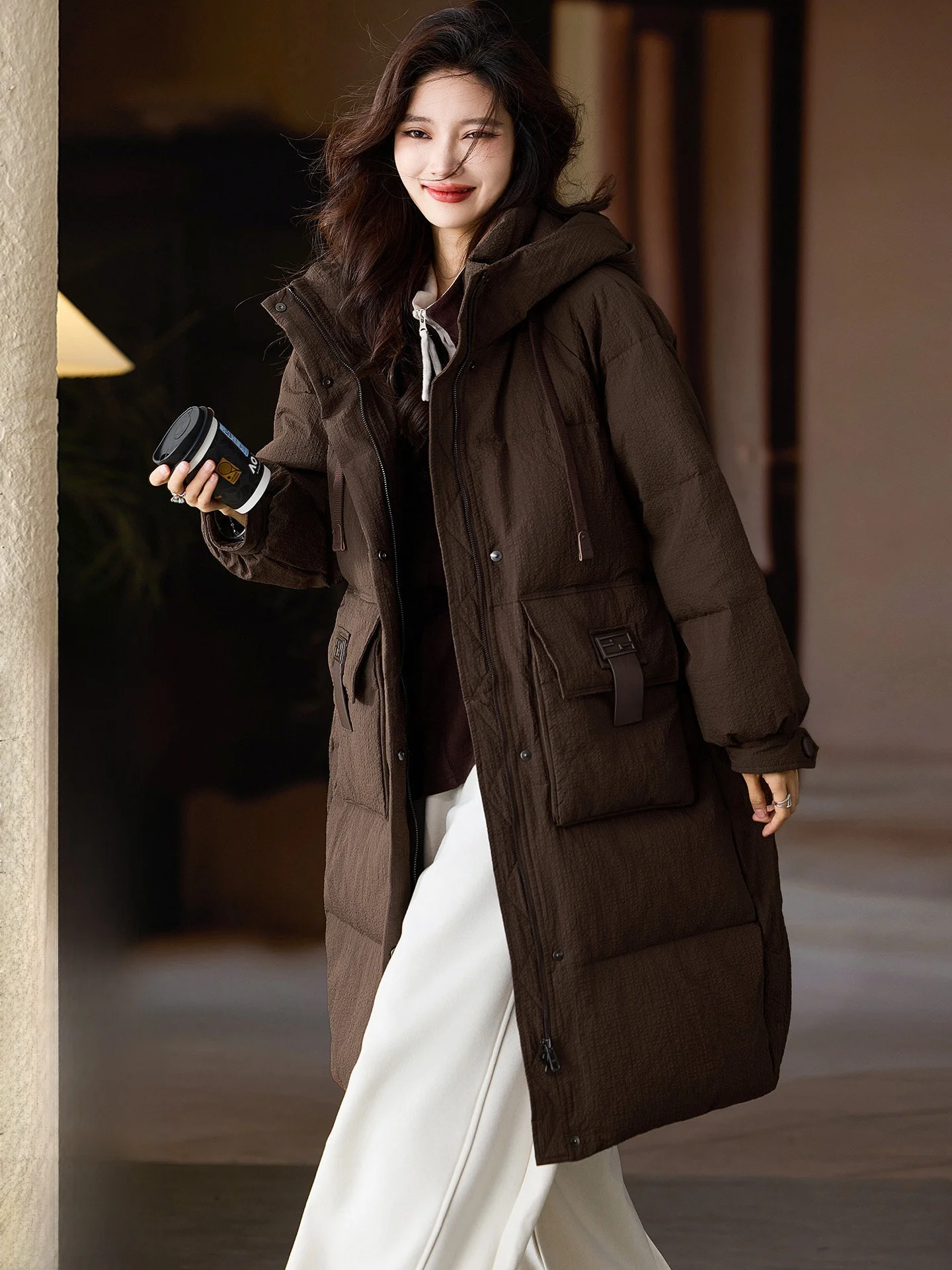 Женская длинная пуховая куртка с капюшоном, зимнее пуховое пальто, новинка, большие размеры, европейский стиль, уличный стиль, однотонное
Женская длинная пуховая куртка с капюшоном, зимнее пуховое пальто, новинка, большие размеры, европейский стиль, уличный стиль, однотонное