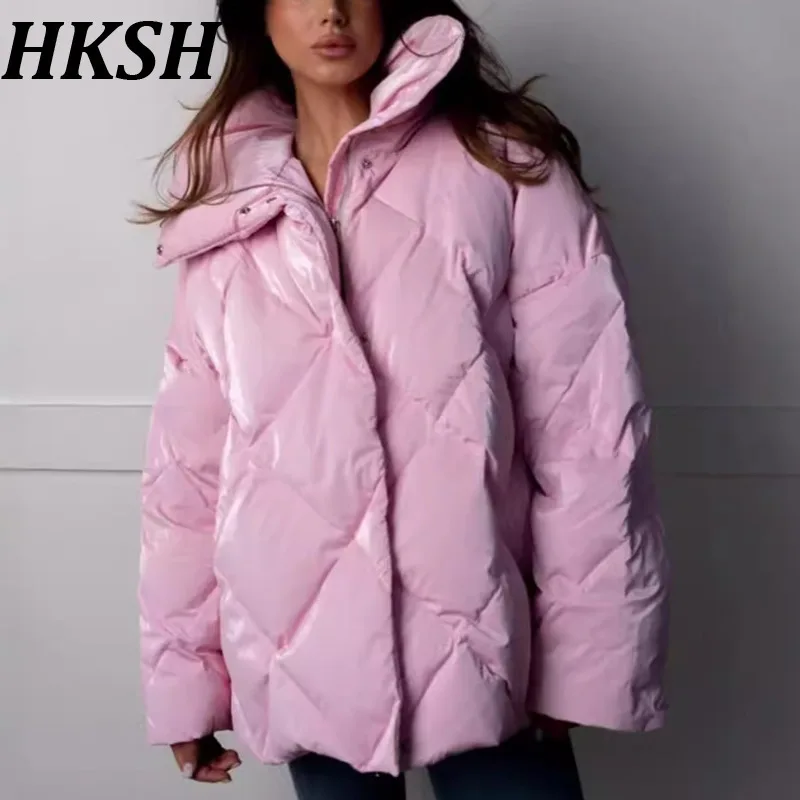 HKSH Winter New Women Padded Coat Turn-down Collar Solid Color Rhombus Zipper Streetwear Temperament Casual Warm Jacket HK11733
HKSH Winter New Women Padded Coat Turn-down Collar Solid Color Rhombus Zipper Streetwear Temperament Casual Warm Jacket HK11733