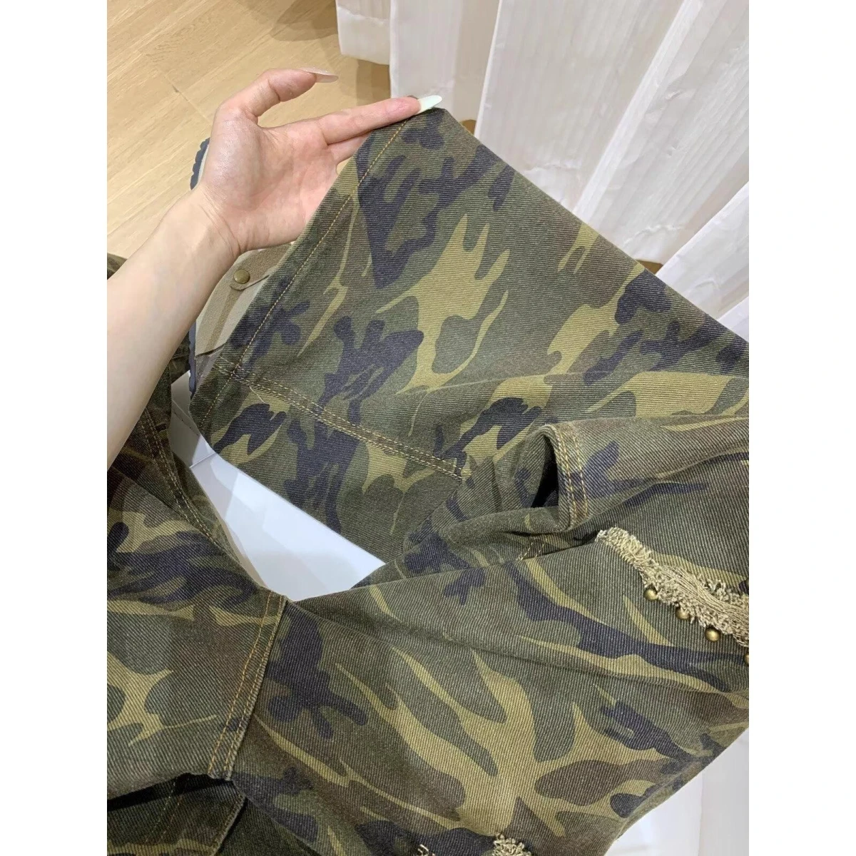 Американские ретро камуфляжные джинсовые брюки с дырками, женские весенне-осенние свободные прямые широкие брюки, дизайнерская новая модель
Американские ретро камуфляжные джинсовые брюки с дырками, женские весенне-осенние свободные прямые широкие брюки, дизайнерская новая модель