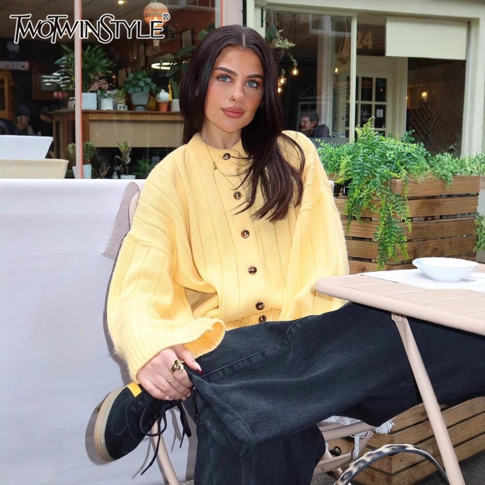 TWOTWINSTYLE Solid Loose Casual Sweater for Women Round Neck Long Sleeve Spliced Single Breasted Knitted Cardigans Femal Autumn
TWOTWINSTYLE Solid Loose Casual Sweater for Women Round Neck Long Sleeve Spliced Single Breasted Knitted Cardigans Femal Autumn