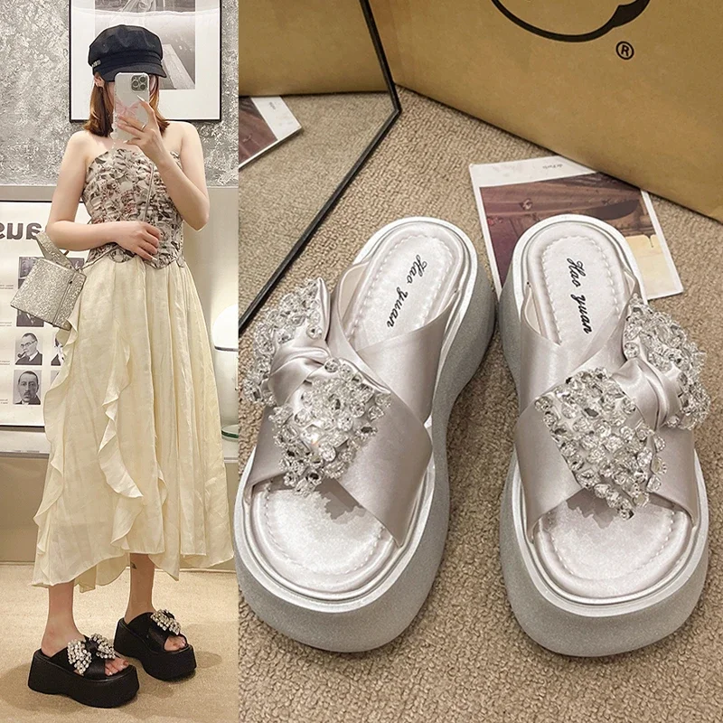 Crystal Bow Women Slippers Luxury Flats Platform Flip Flops Shoes 2024 Summer Dress Fashion Slingback Sandals Trend Slides Femme
Crystal Bow Women Slippers Luxury Flats Platform Flip Flops Shoes 2024 Summer Dress Fashion Slingback Sandals Trend Slides Femme