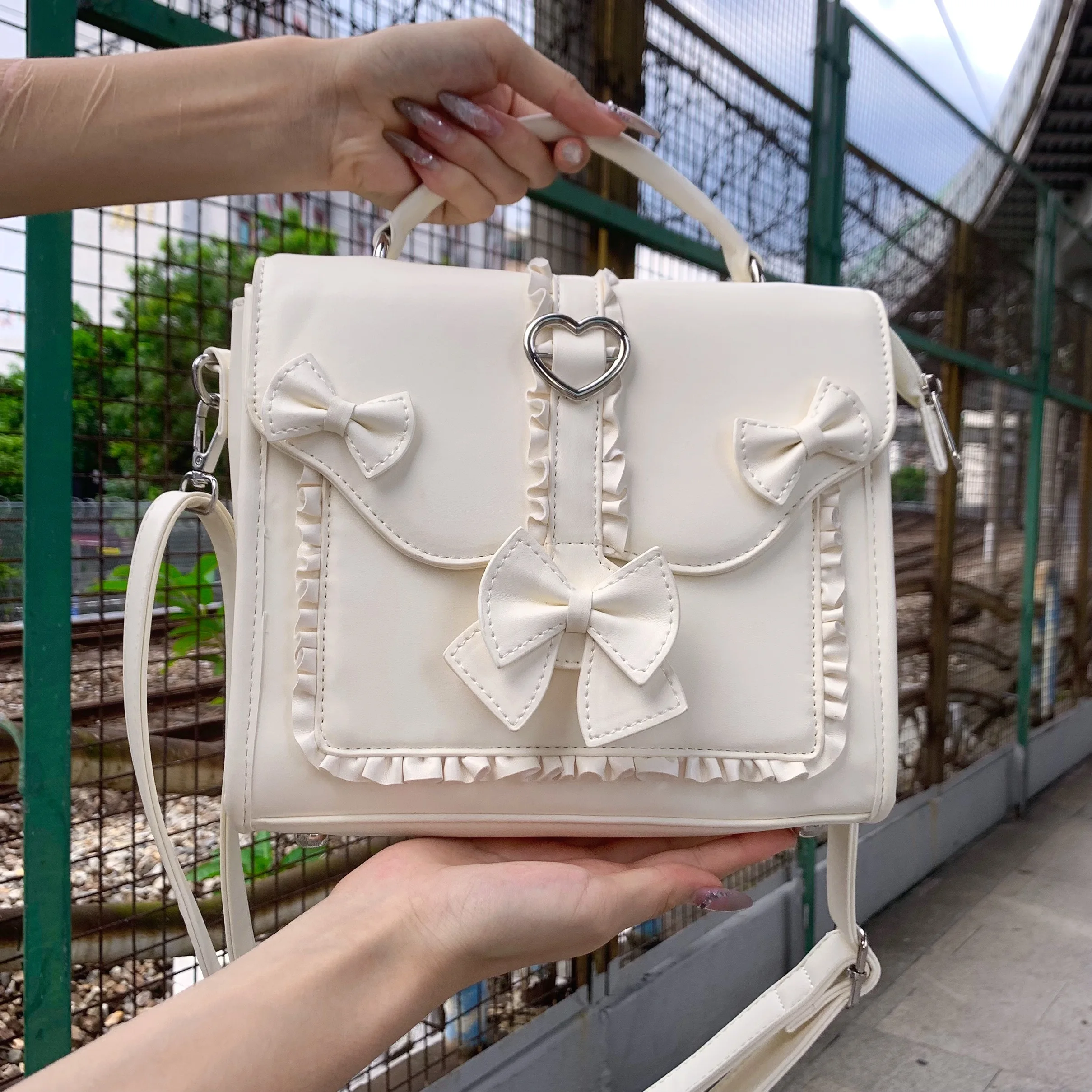 Y2K Original Sweet Lol Handbag Elegant Bow Heart Buckle Diagonal Span Bag Princess Shoulder Cosmetic Bag for Tea Party Commute
Y2K Original Sweet Lol Handbag Elegant Bow Heart Buckle Diagonal Span Bag Princess Shoulder Cosmetic Bag for Tea Party Commute
