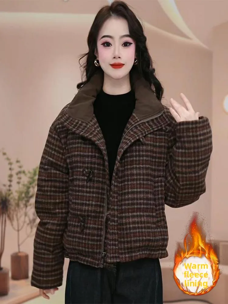 Thickened Short Cotton Jacket Women's Autumn Winter Warm Stand Collar Plaid Outerwear Korean Style Loose Fit Long Sleeve Knitted
Thickened Short Cotton Jacket Women's Autumn Winter Warm Stand Collar Plaid Outerwear Korean Style Loose Fit Long Sleeve Knitted