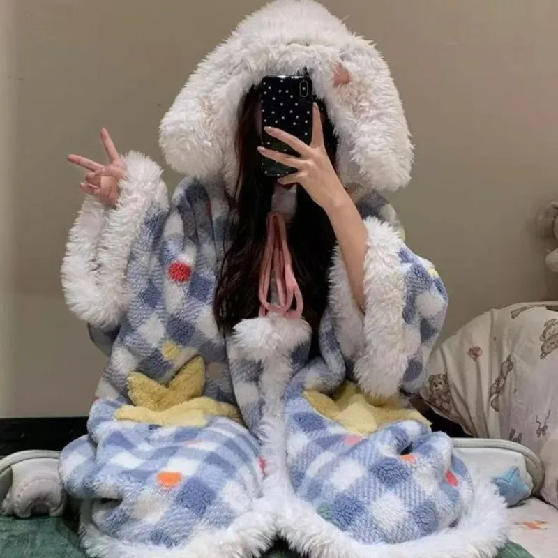 Новый женский пижамный комплект Cinnamoroll с кроличьими ушками и капюшоном — фланелевая клетчатая одежда с яркими точками и звездами, плюшевая уютная одежда для сна
Новый женский пижамный комплект Cinnamoroll с кроличьими ушками и капюшоном — фланелевая клетчатая одежда с яркими точками и звездами, плюшевая уютная одежда для сна