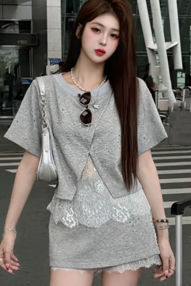 Французский кружевной топ с короткими рукавами, повседневные универсальные брюки, юбка, комплект из двух предметов, женский летний модный костюм 
Французский кружевной топ с короткими рукавами, повседневные универсальные брюки, юбка, комплект из двух предметов, женский летний модный костюм