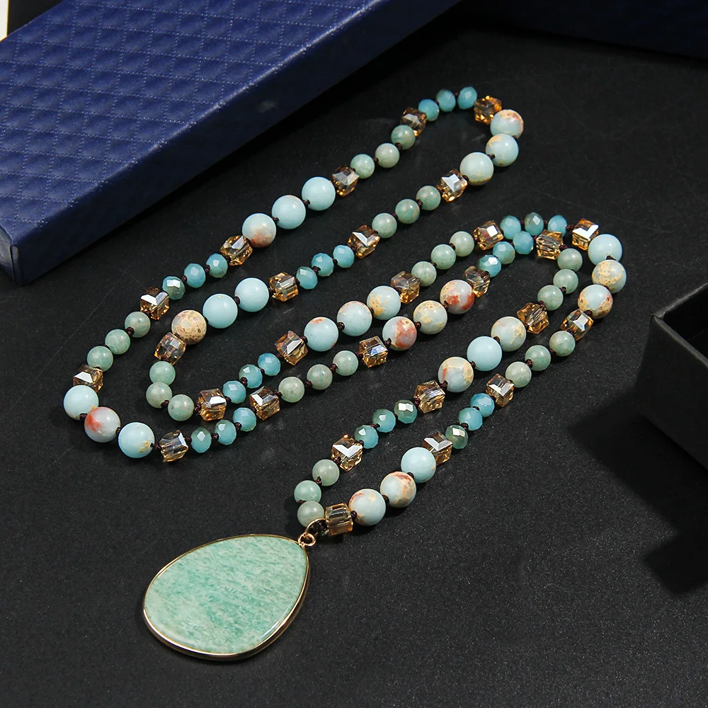 Natural stone glass boho beaded necklace irregular natural stone crystal necklace suitable for daily wear 
Natural stone glass boho beaded necklace irregular natural stone crystal necklace suitable for daily wear