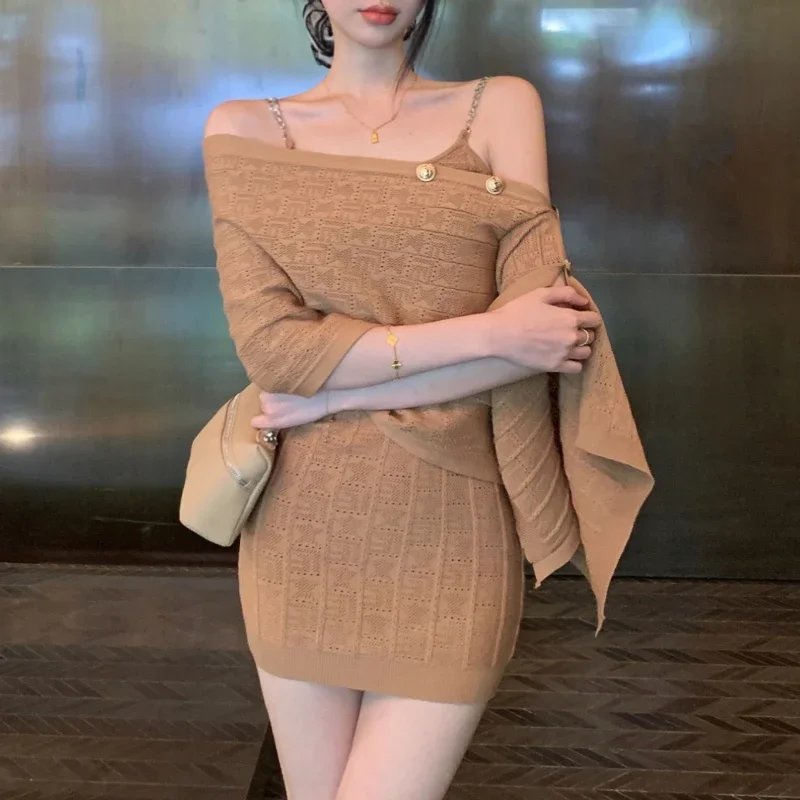 2024 Autumn New Korean Sexy Slim Knit Chain Sling Dress Women + Solid Color Casual Strapless Irregular Shawl Two-piece Suit
2024 Autumn New Korean Sexy Slim Knit Chain Sling Dress Women + Solid Color Casual Strapless Irregular Shawl Two-piece Suit