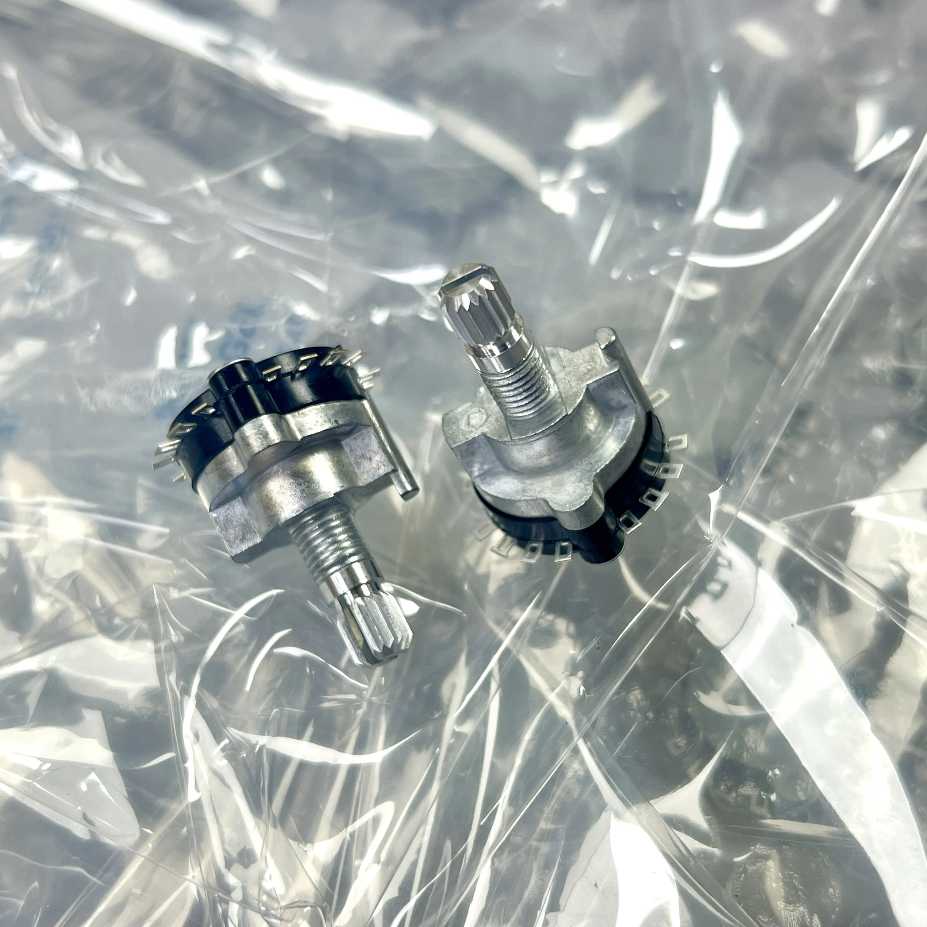 1 PCS Japanese ALPS amplifier signal switching rotary band switch 4-pole 3-speed SRRN134300 15mm flower shaft
1 PCS Japanese ALPS amplifier signal switching rotary band switch 4-pole 3-speed SRRN134300 15mm flower shaft