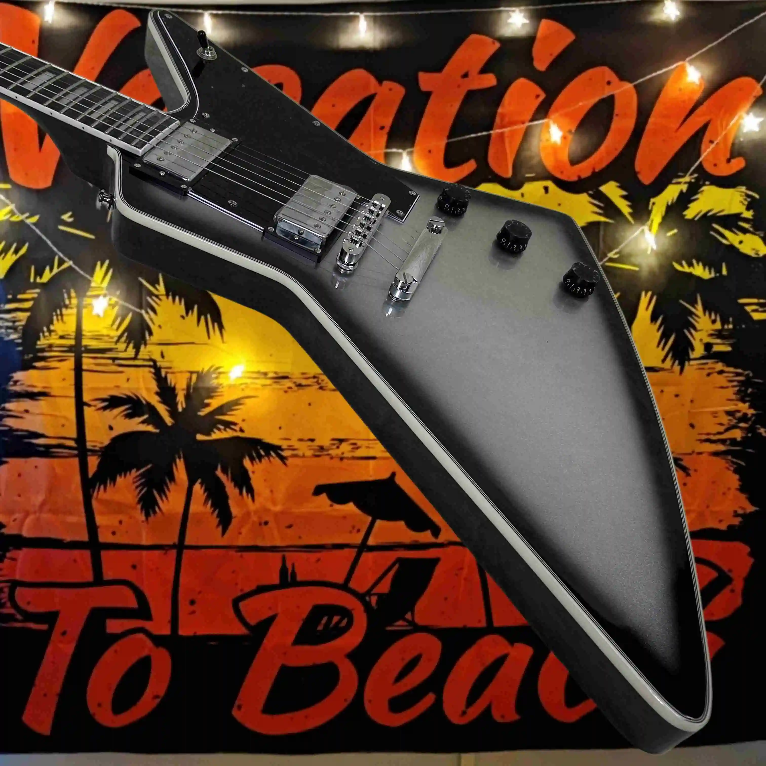 Electric Guitar E Silver Grey Metallic Paint Coating HH Pickup Peach Heart Wooden Guitar Body Irregular Clear Sound Cold 22 Tone
Electric Guitar E Silver Grey Metallic Paint Coating HH Pickup Peach Heart Wooden Guitar Body Irregular Clear Sound Cold 22 Tone