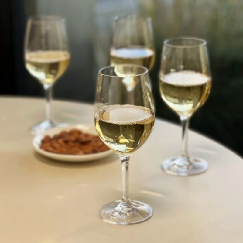 Набор бокалов для вина из 4 небьющихся пластиковых чашек для красного и белого вина емкостью 12 унций, многоразовые домашние вечерние барные кухонные принадлежности для напитков
Набор бокалов для вина из 4 небьющихся пластиковых чашек для красного и белого вина емкостью 12 унций, многоразовые домашние вечерние барные кухонные принадлежности для напитков