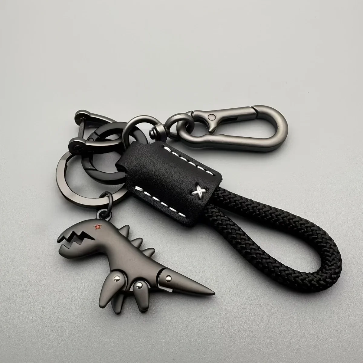 1 cute little dinosaur keychain with a lanyard, made of aluminum alloy with a matte finish
1 cute little dinosaur keychain with a lanyard, made of aluminum alloy with a matte finish