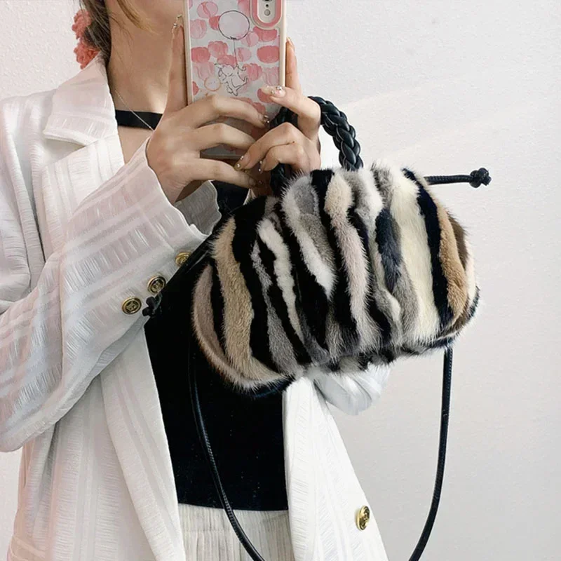 Natural Mink Fur Bag for Women Leather Handbag Plush Casual Lady Handbag Winter Shoulder Bag Fashion Exquisite Shopping Bag
Natural Mink Fur Bag for Women Leather Handbag Plush Casual Lady Handbag Winter Shoulder Bag Fashion Exquisite Shopping Bag
