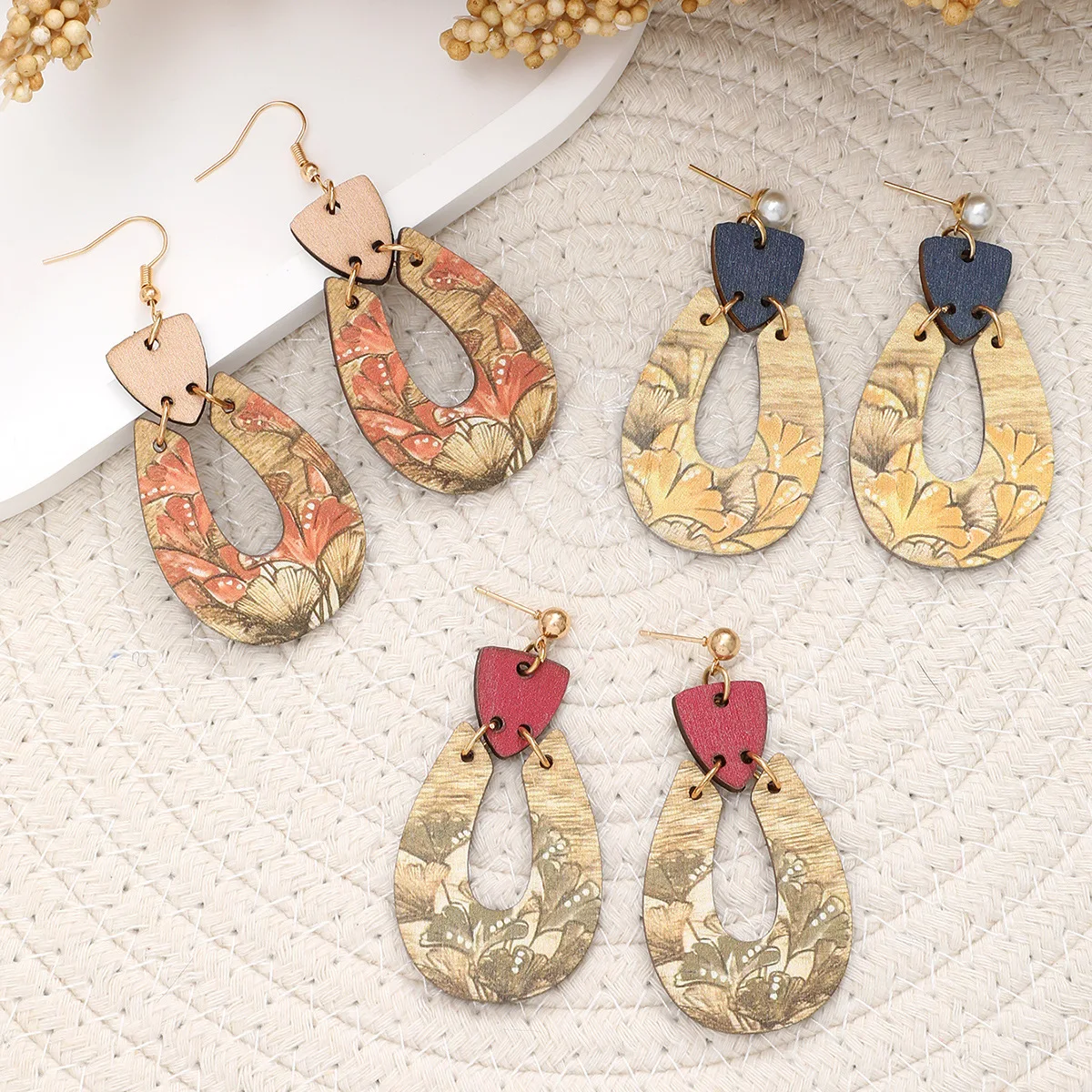 New Bohemian style retro high-end exaggerated wooden earrings, fashionable and versatile European and American earrings
New Bohemian style retro high-end exaggerated wooden earrings, fashionable and versatile European and American earrings