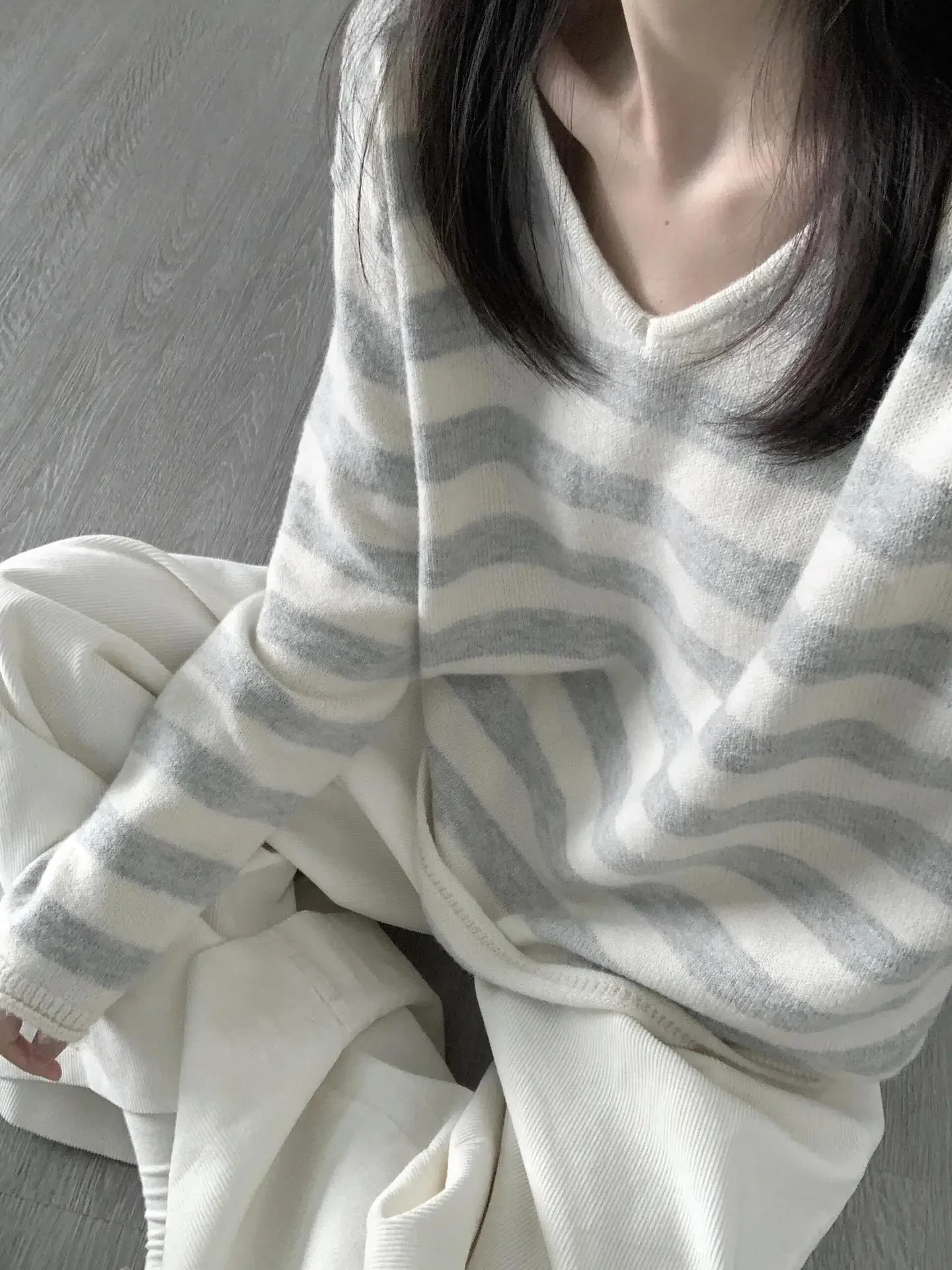 Long Sleeve Casual Comfortable Korean Style Gentle Autumn Sweater Top Ultra Soft Loose Striped Knitwear V-Neck
Long Sleeve Casual Comfortable Korean Style Gentle Autumn Sweater Top Ultra Soft Loose Striped Knitwear V-Neck