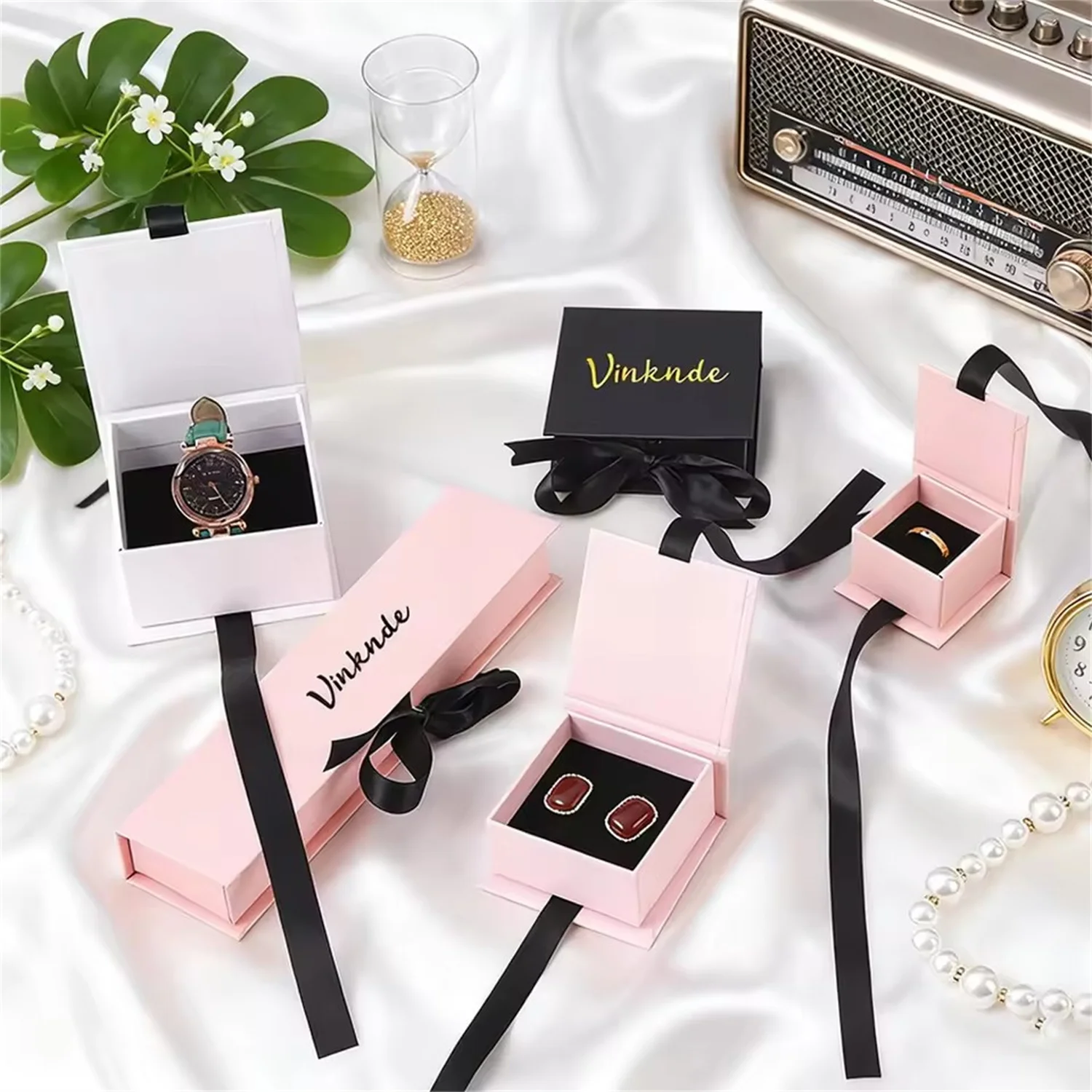 Откидная коробка для набора ювелирных изделий, 100 упаковок, упаковочные коробки с логотипом для браслета, ожерелья, колец, сережек, свадебный органайзер, чехол с лентой
Откидная коробка для набора ювелирных изделий, 100 упаковок, упаковочные коробки с логотипом для браслета, ожерелья, колец, сережек, свадебный органайзер, чехол с лентой