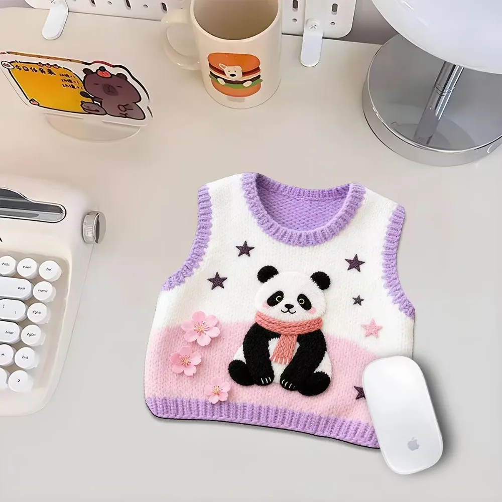 Panda-shaped mousepad with a scarf, an irregular sweater pattern, made of rubber, washable, anti-slip, thickened and comfortable
Panda-shaped mousepad with a scarf, an irregular sweater pattern, made of rubber, washable, anti-slip, thickened and comfortable