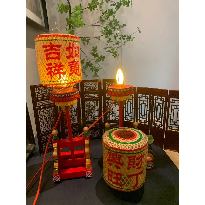 Small tall lanterns, bamboo woven oil-paper lantern ornaments, are for creative purposes
Small tall lanterns, bamboo woven oil-paper lantern ornaments, are for creative purposes