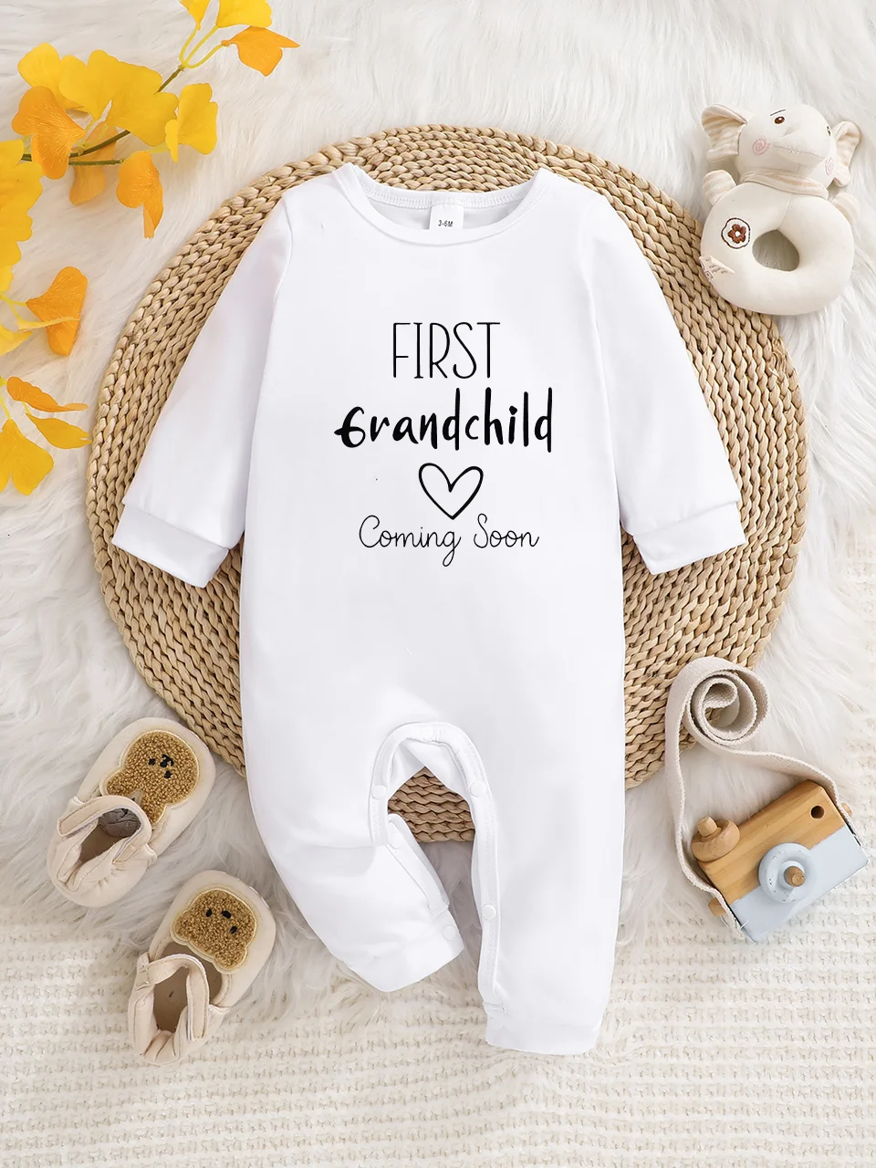 A baby long-sleeved onesie with interesting letter prints. It features a buttoned design for easy putting on and taking off, and
A baby long-sleeved onesie with interesting letter prints. It features a buttoned design for easy putting on and taking off, and