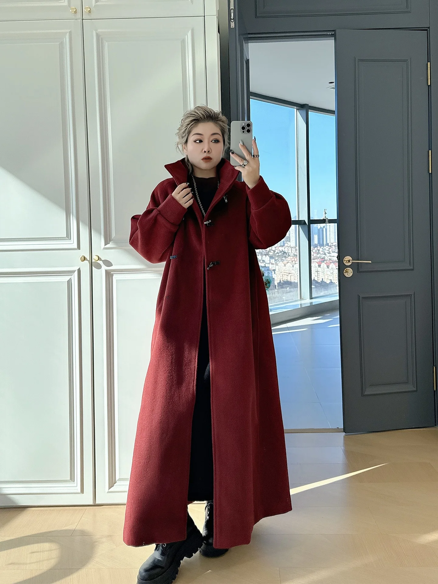 Ретро-стиль, корейский дизайн, женское длинное шерстяное пальто больших размеров на хлопковой подкладке, модное пальто со воротником-стойкой для женщин весом более 200 фунтов.
Ретро-стиль, корейский дизайн, женское длинное шерстяное пальто больших размеров на хлопковой подкладке, модное пальто со воротником-стойкой для женщин весом более 200 фунтов.