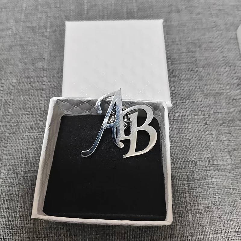 Брошь с инициалами на заказ, персонализированная брошь с буквами из нержавеющей стали 304L для мужчин и женщин, подходит для рубашек, костюмов, свадебный подарок
Брошь с инициалами на заказ, персонализированная брошь с буквами из нержавеющей стали 304L для мужчин и женщин, подходит для рубашек, костюмов, свадебный подарок