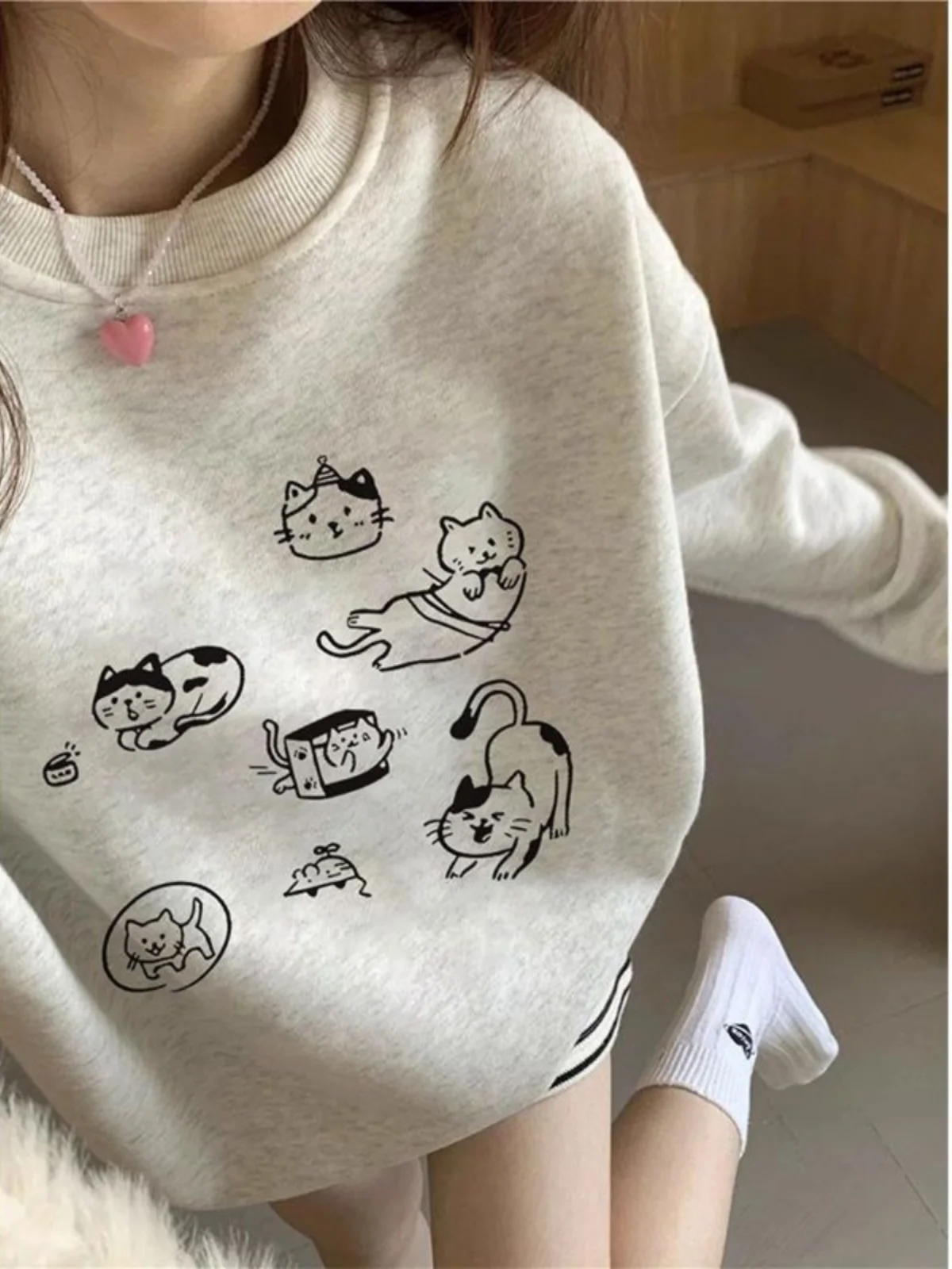 Retro American White Grey round Neck Sweatshirt Women's Loose Thickened Fleece Long Sleeve Autumn Winter Fashionable Top
Retro American White Grey round Neck Sweatshirt Women's Loose Thickened Fleece Long Sleeve Autumn Winter Fashionable Top