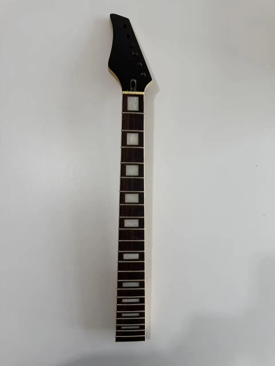 6-String Electric Guitar Neck Maple Handle Unpainted 22 Fret DIY Guitar Parts Accessory
6-String Electric Guitar Neck Maple Handle Unpainted 22 Fret DIY Guitar Parts Accessory
