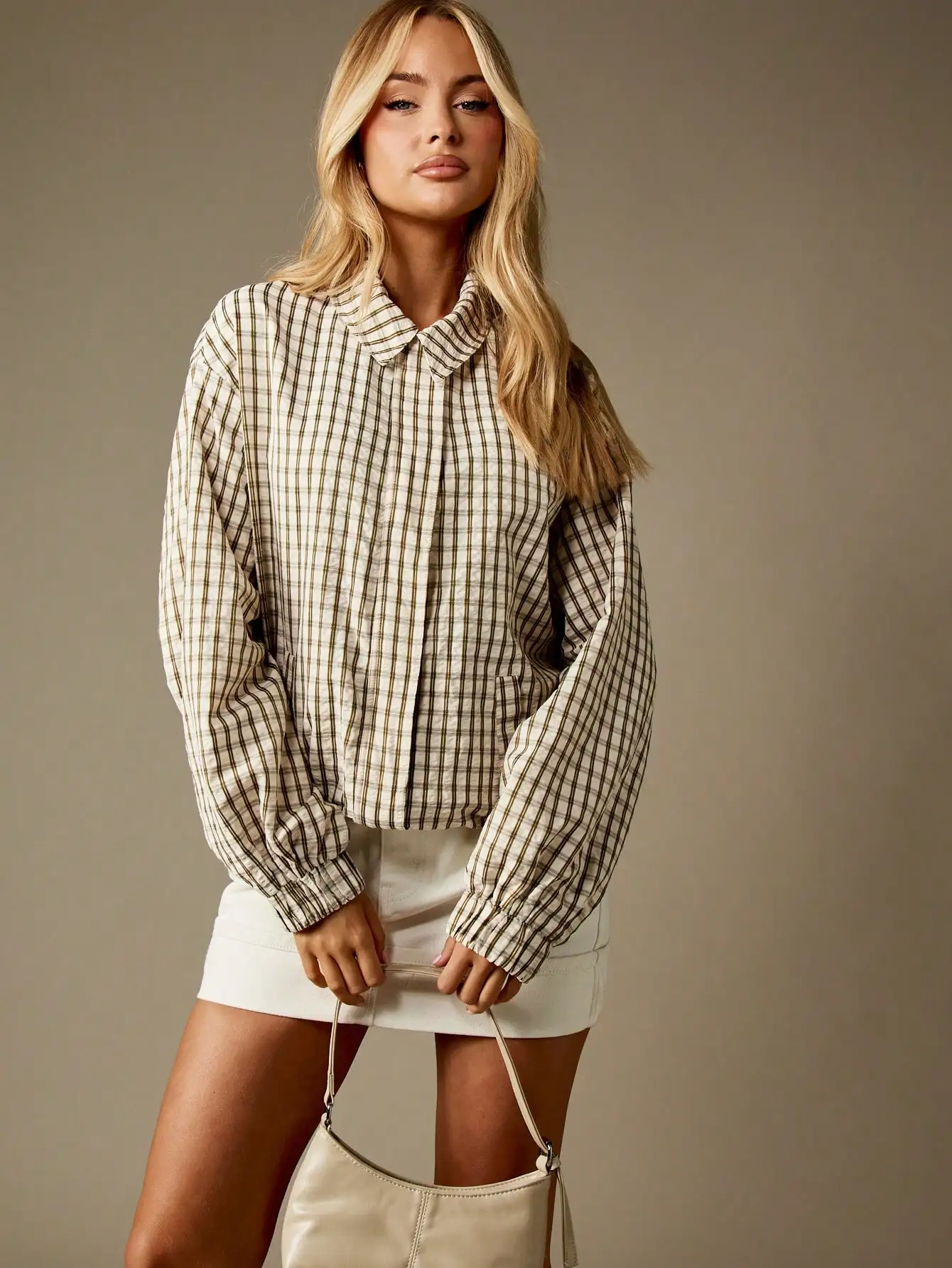 Удлиненная куртка-блузон в клетку с воротником, со спущенным плечом, в повседневном уличном стиле, для осени и зимы
Удлиненная куртка-блузон в клетку с воротником, со спущенным плечом, в повседневном уличном стиле, для осени и зимы