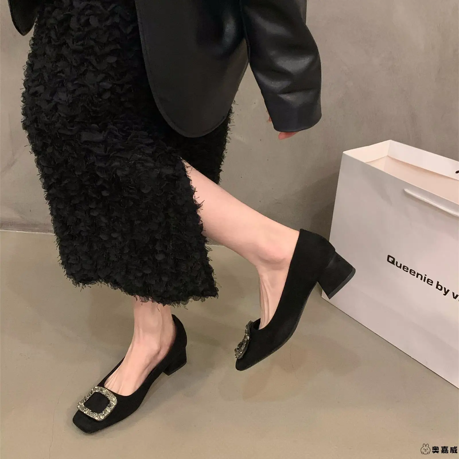 Korean Style Water Diamond High Heels Commuter Shoes Women's Black Thick Heel Medium Heel Spring Autumn Winter Fashionable
Korean Style Water Diamond High Heels Commuter Shoes Women's Black Thick Heel Medium Heel Spring Autumn Winter Fashionable