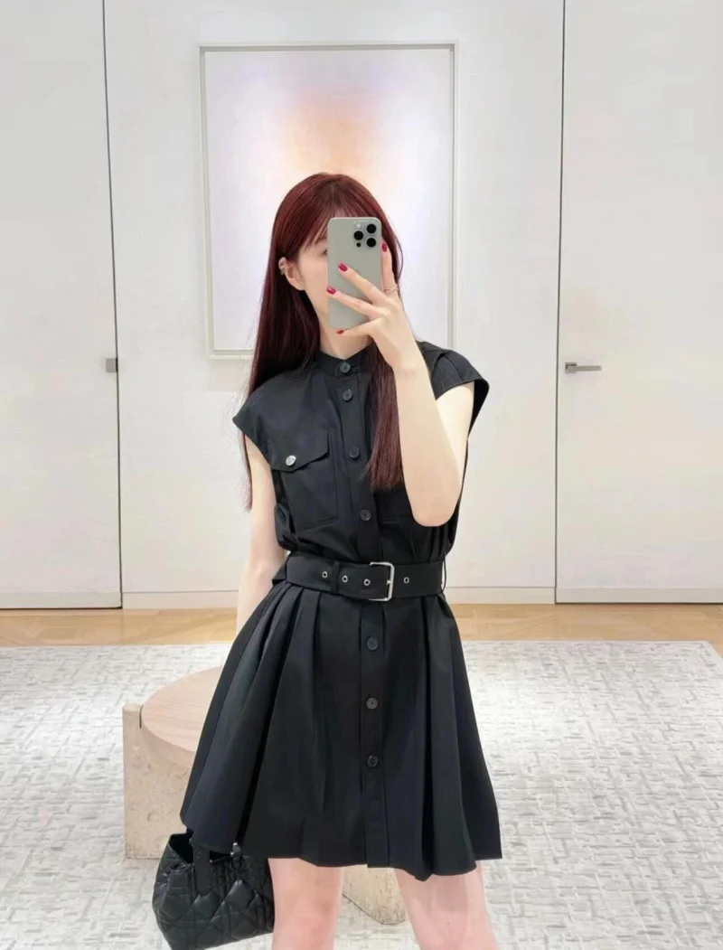 College style women's dress, fashionable and simple waistband, cinched waist, sleeveless, single breasted shirt skirt
College style women's dress, fashionable and simple waistband, cinched waist, sleeveless, single breasted shirt skirt