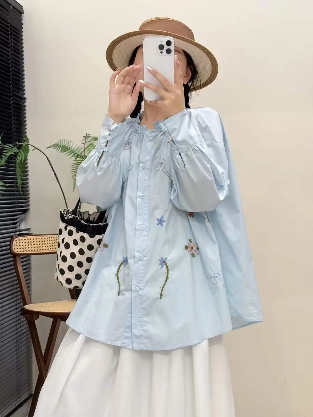 2025 Mori kei Japan fashion stand collar long sleeve white blue flower embroidery shirts and blouses vintage clothing
2025 Mori kei Japan fashion stand collar long sleeve white blue flower embroidery shirts and blouses vintage clothing