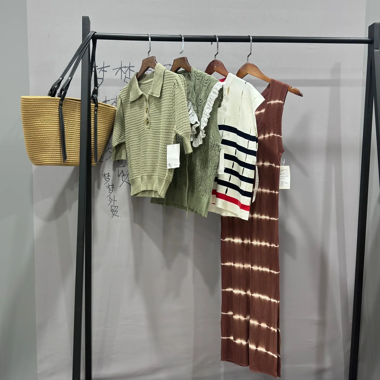 P-Brand Knitted Collar Fake Two-Piece Hole Hole Striped Vest Retro Bodycon Dr Women's Faion Autumn 2024
P-Brand Knitted Collar Fake Two-Piece Hole Hole Striped Vest Retro Bodycon Dr Women's Faion Autumn 2024