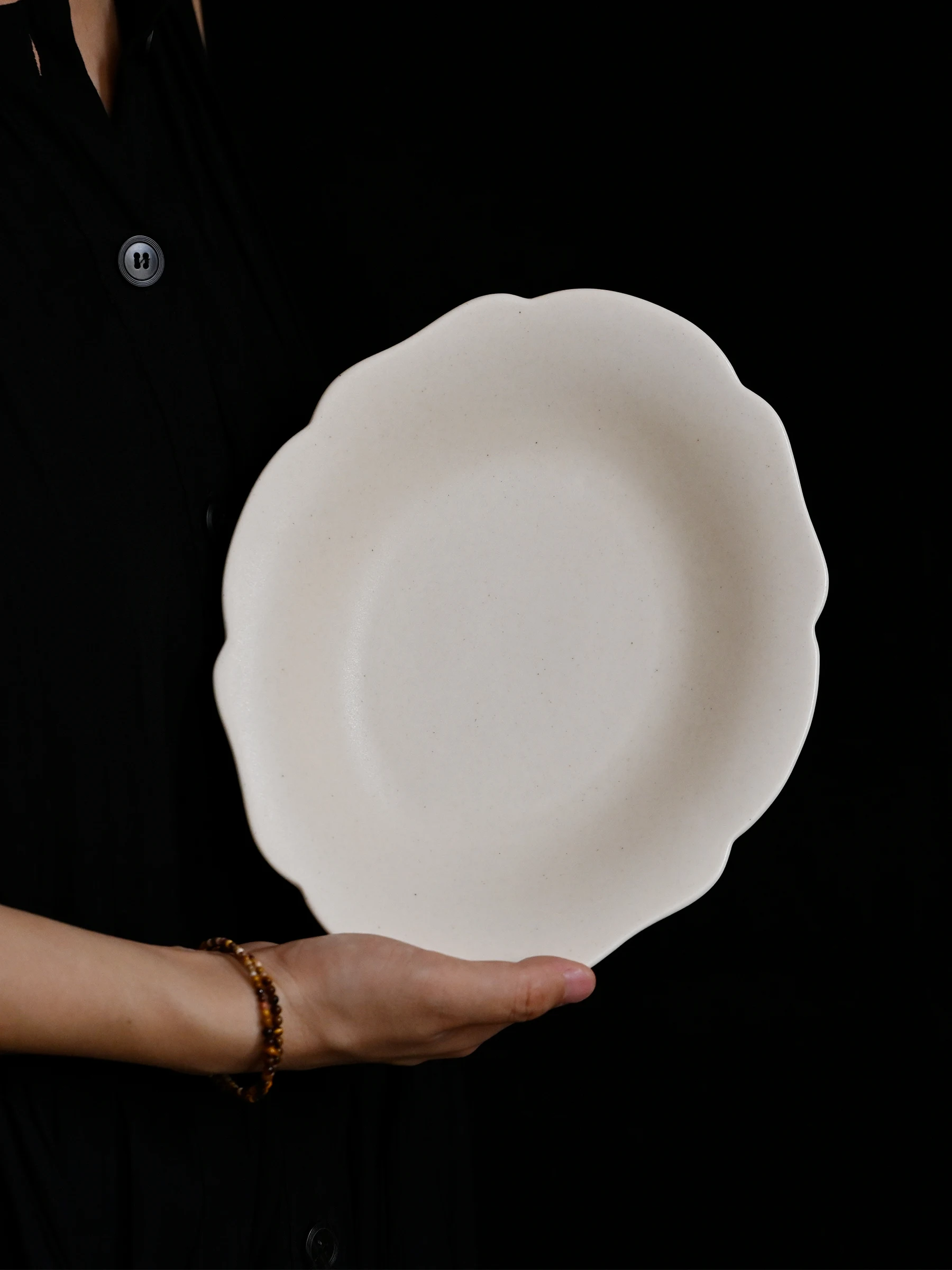 Handmade 9-Inch Jingdezhen Ceramic Plate Yellowish White Color High Temperature Resistant Chinese Style Dinner Plate Salad Bowl
Handmade 9-Inch Jingdezhen Ceramic Plate Yellowish White Color High Temperature Resistant Chinese Style Dinner Plate Salad Bowl