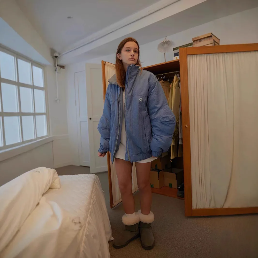 Синий хлопковый тюжет, свободная водонепроницаемая верхняя одежда с волнистыми плечами, корейский дизайн, повседневное женское модное зимнее пальто
Синий хлопковый тюжет, свободная водонепроницаемая верхняя одежда с волнистыми плечами, корейский дизайн, повседневное женское модное зимнее пальто