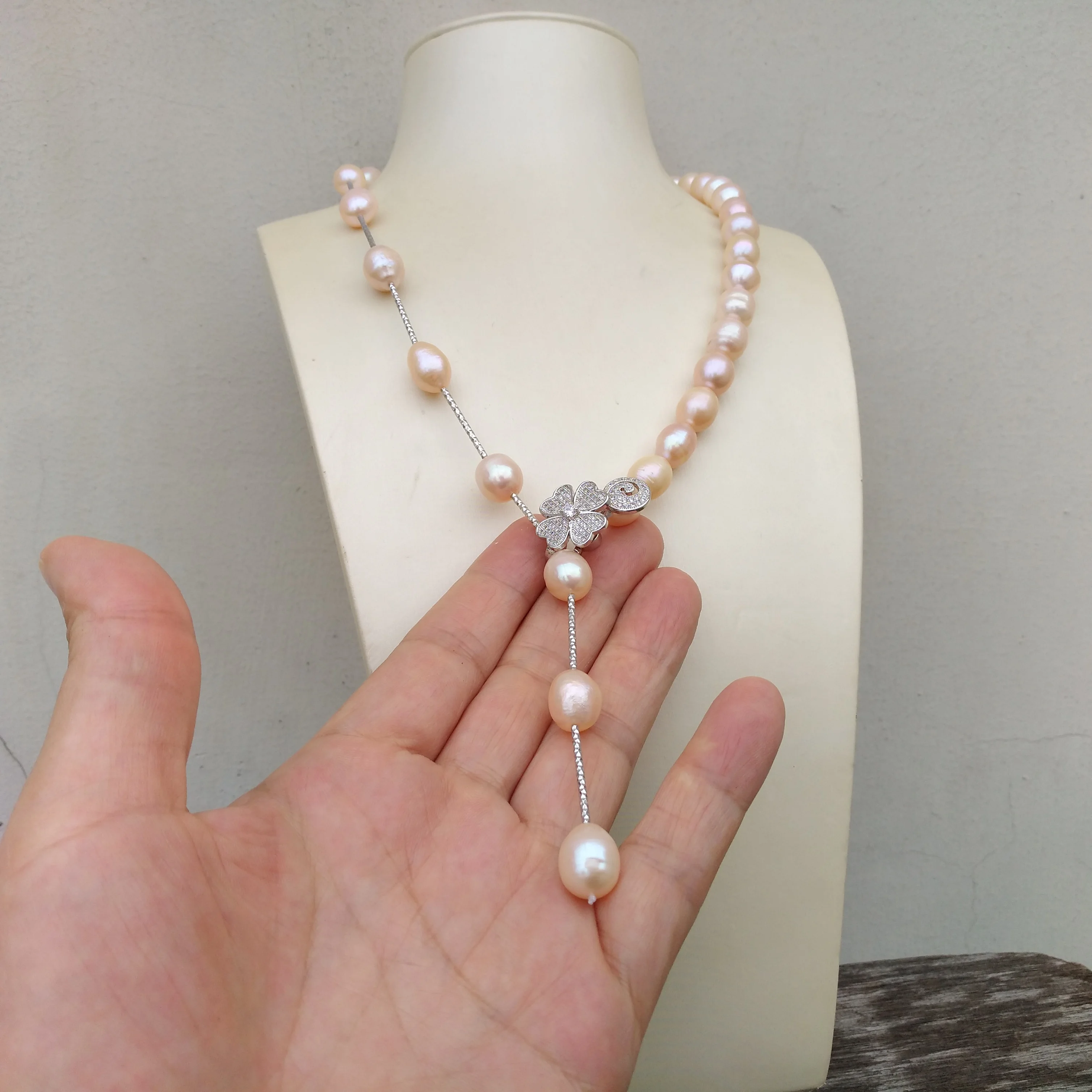 elegant 10-12mm AAA+ south sea PINK pearl necklace We specialize in pearl jewelry.
elegant 10-12mm AAA+ south sea PINK pearl necklace We specialize in pearl jewelry.