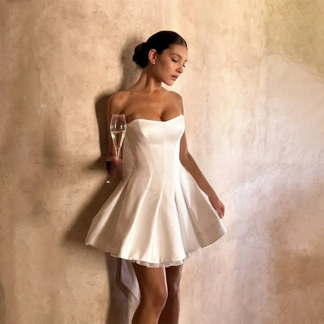 Elegant Short Mini A Line Wedding Dress Strapless Bow Back Satin With Lace Lining Chic Bridal Party Gown Beach Boho vestidos
Elegant Short Mini A Line Wedding Dress Strapless Bow Back Satin With Lace Lining Chic Bridal Party Gown Beach Boho vestidos