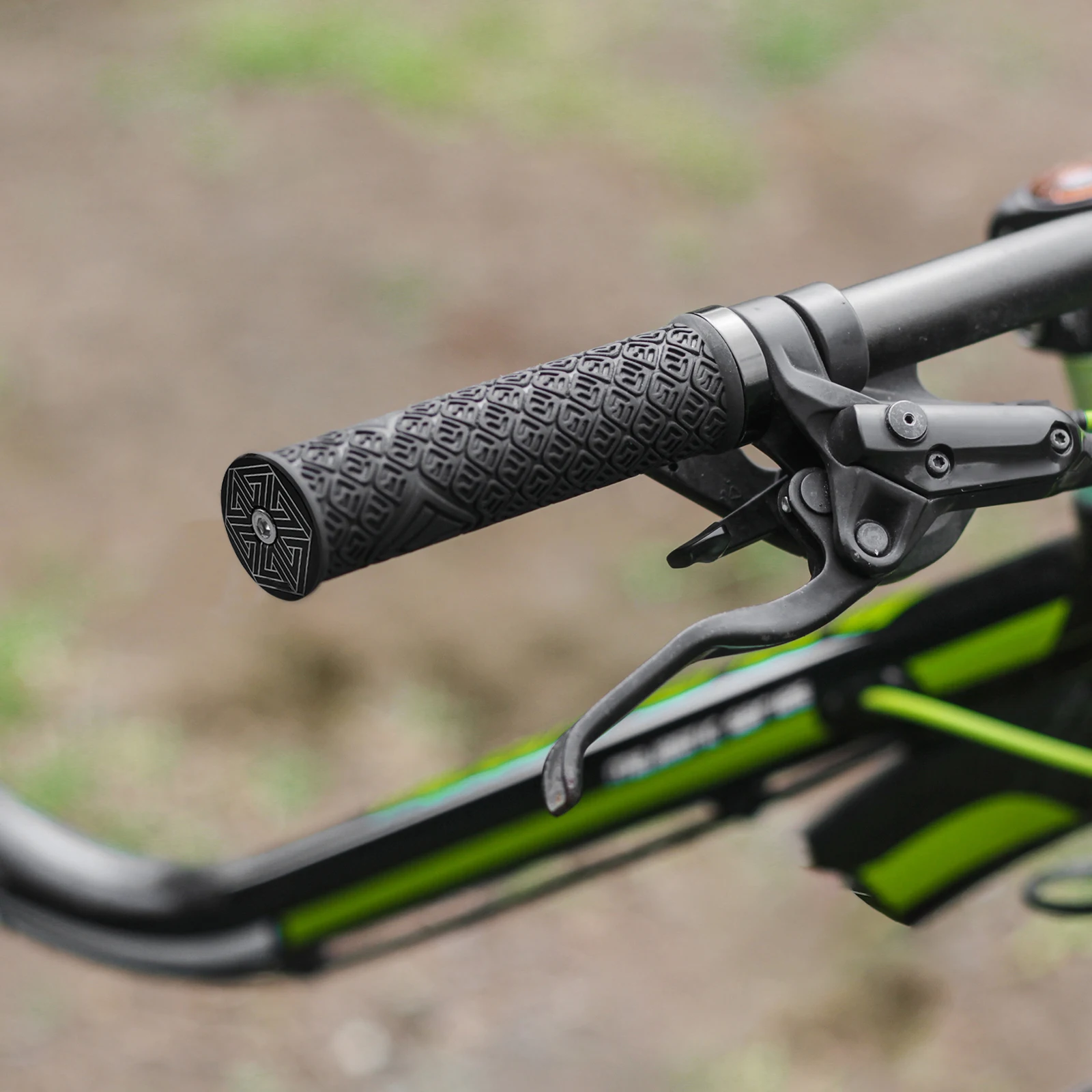 2Pcs Expandable Aluminum Handlebar End Caps Fit 15-22.5mm Road Mountain Bike Bar End Plugs Cycling Accessories
2Pcs Expandable Aluminum Handlebar End Caps Fit 15-22.5mm Road Mountain Bike Bar End Plugs Cycling Accessories