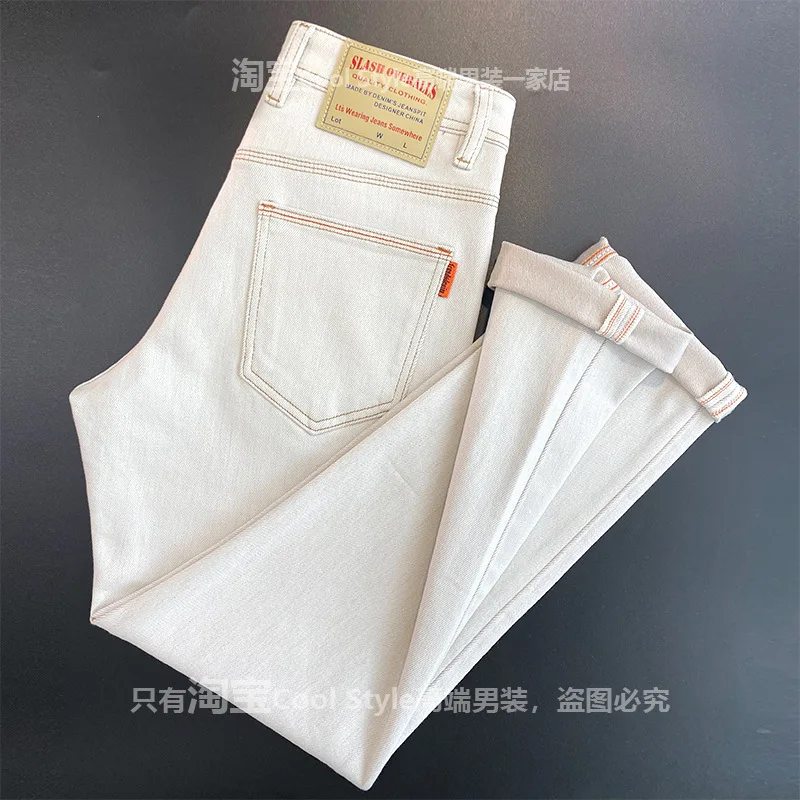 Высококачественные мужские бежевые джинсы с вышивкой, приталенный крой на маленьких ножках, осенние повседневные брюки на резинке.
Высококачественные мужские бежевые джинсы с вышивкой, приталенный крой на маленьких ножках, осенние повседневные брюки на резинке.