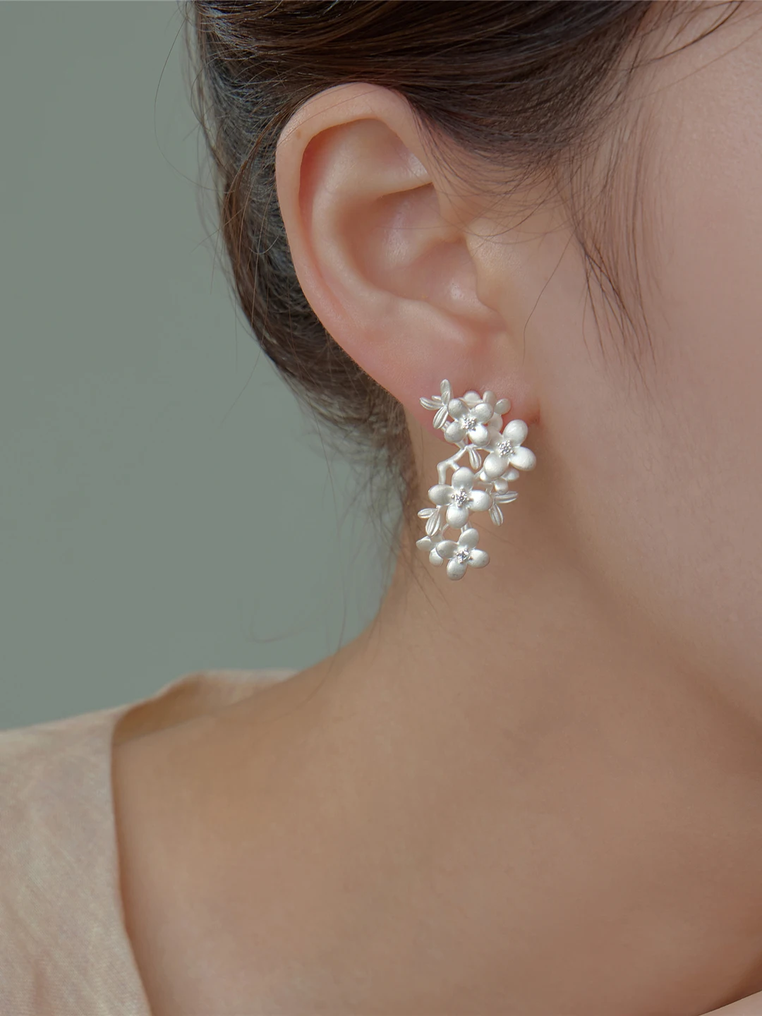 Fanling Original Silver Earrings Floral Engraving S925 Pure Silver Allergy Free Artistic Vintage Claw Set
Fanling Original Silver Earrings Floral Engraving S925 Pure Silver Allergy Free Artistic Vintage Claw Set