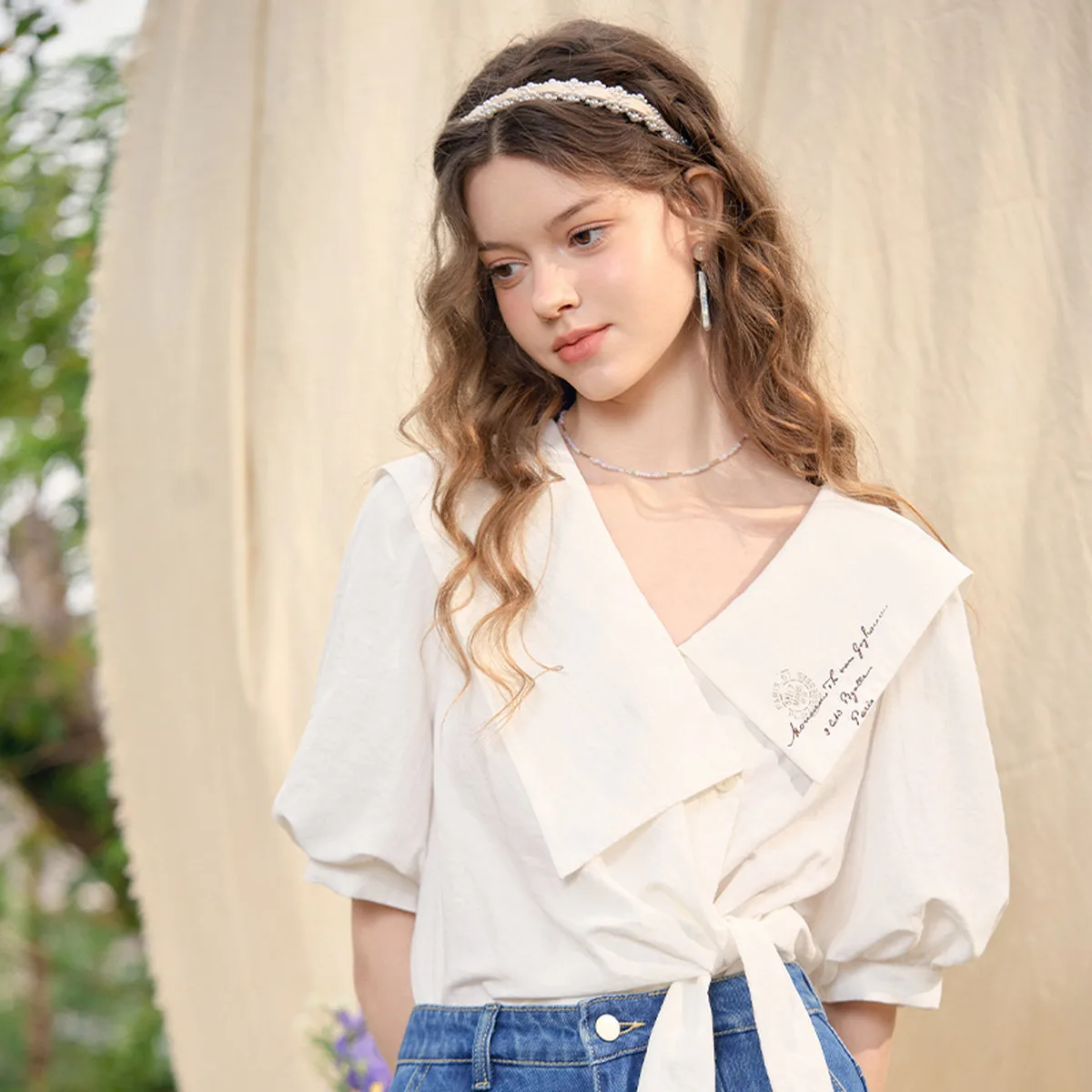 Van Gogh-inspired embroidered navy puff sleeve shirt with fairy cloud motif, spring fashion for women
Van Gogh-inspired embroidered navy puff sleeve shirt with fairy cloud motif, spring fashion for women