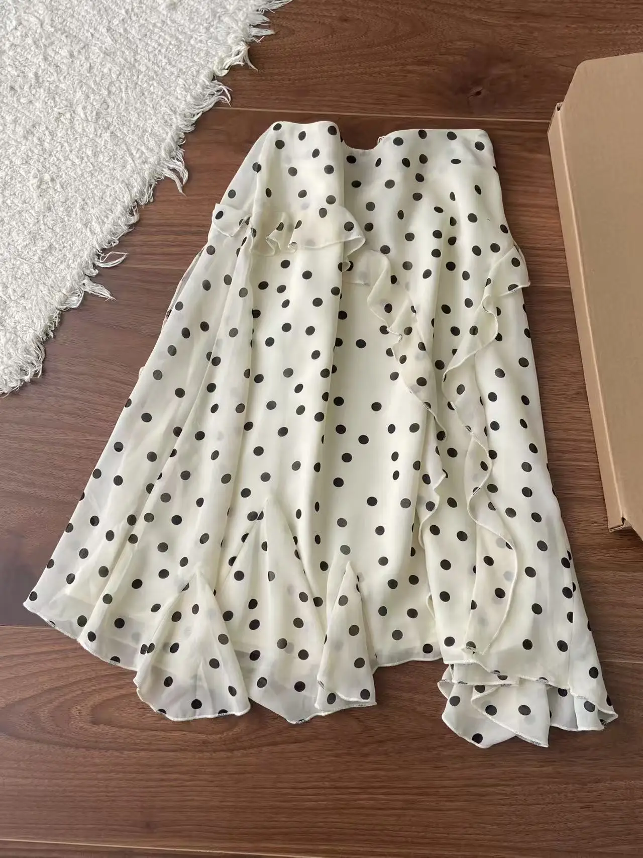 Polka Dot Skirt Satin Half-length Wooden Ruffle Mid-waist Irregular Polyester Fiber Ladies Summer Fashion Skirts
Polka Dot Skirt Satin Half-length Wooden Ruffle Mid-waist Irregular Polyester Fiber Ladies Summer Fashion Skirts