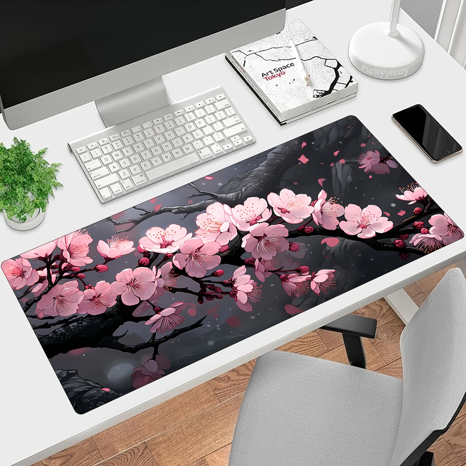 Большой японский игровой коврик для мыши Sakura — черный с розовой эстетикой, гладкой поверхностью, пришитыми краями и противоскользящим резиновым ковриком для стола. 
Большой японский игровой коврик для мыши Sakura — черный с розовой эстетикой, гладкой поверхностью, пришитыми краями и противоскользящим резиновым ковриком для стола.